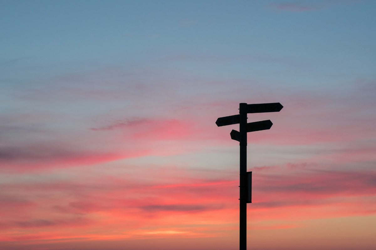 Panneau de direction au couché de soleil