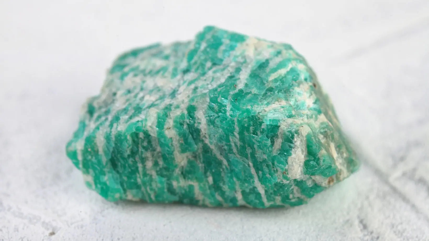 Les-vertus-de-la-pierre-amazonite-Explorer-ses-bienfaits-spirituels lunamanashop