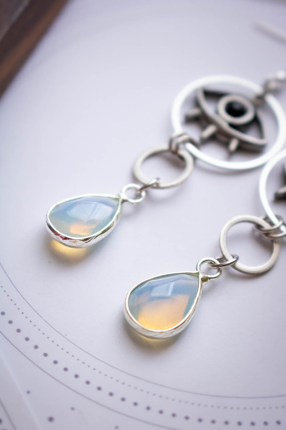 Boucles d'oreilles Cassiopée - Cercles cosmiques et oeil protecteur lunamanashop