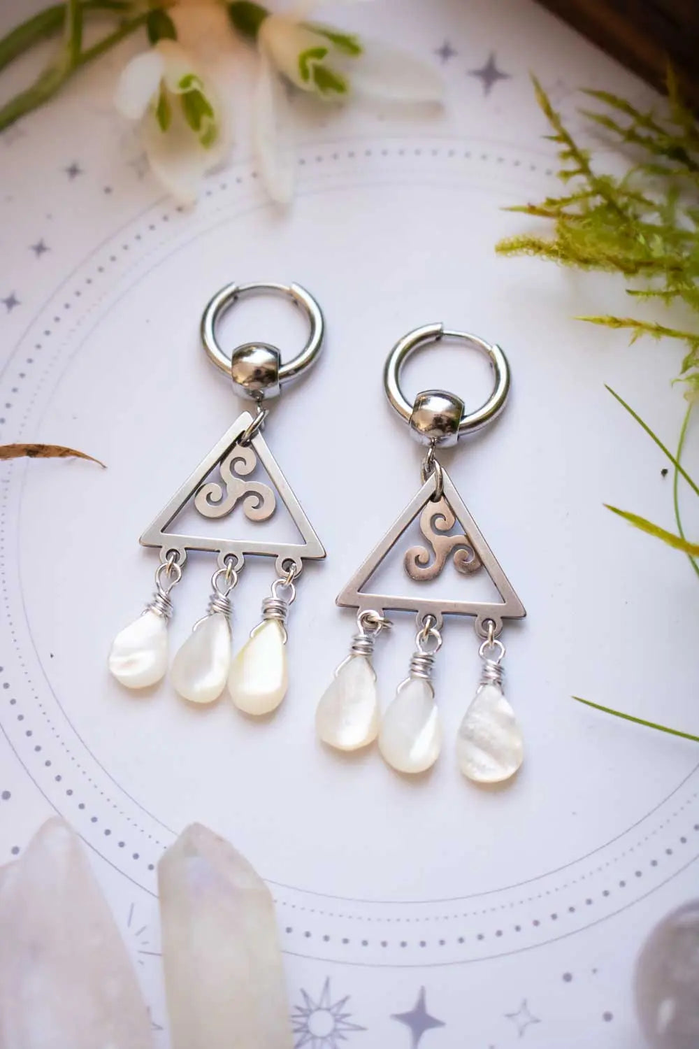 Boucles d'oreilles Danse celtique - Triangle triskèle & nacre lunamanashop