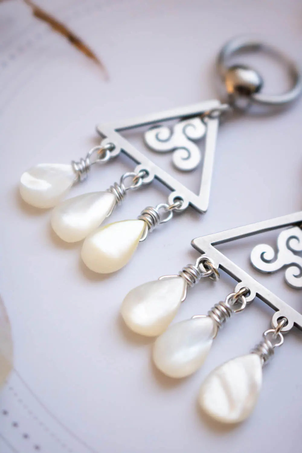 Boucles d'oreilles Danse celtique - Triangle triskèle & nacre lunamanashop
