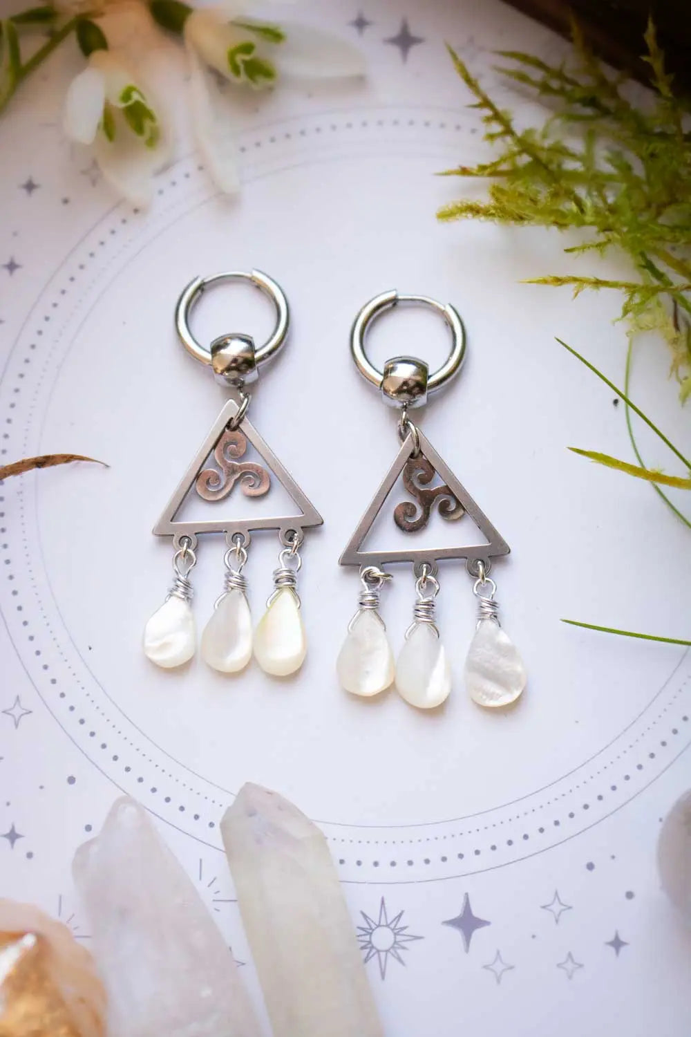 Boucles d'oreilles Danse celtique - Triangle triskèle & nacre lunamanashop