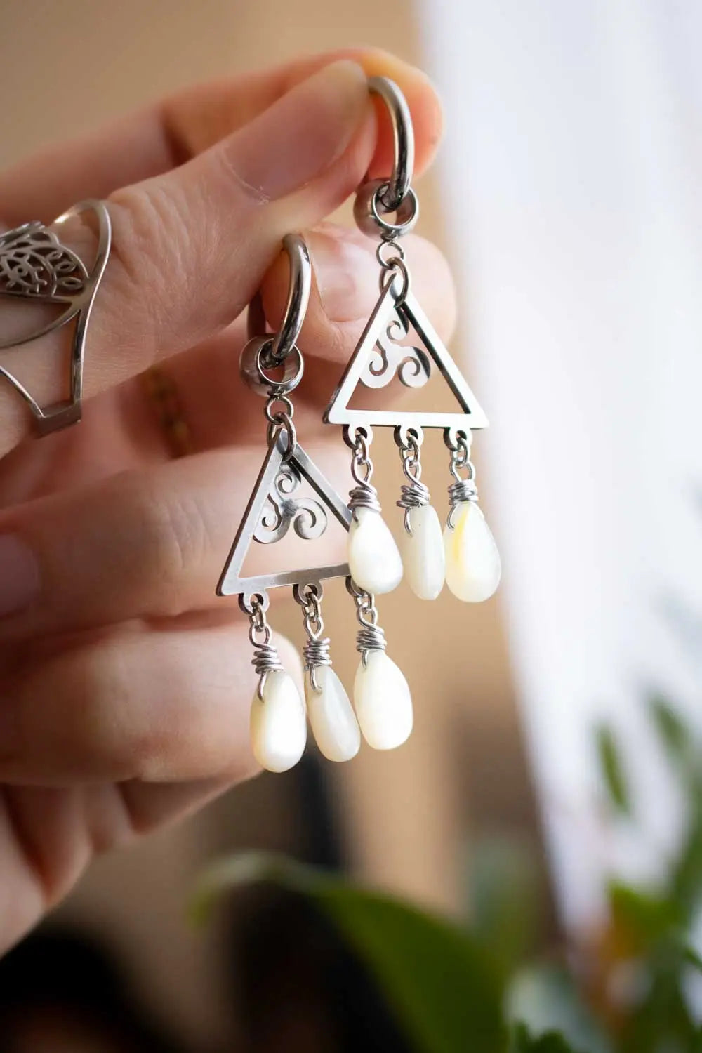 Boucles d'oreilles Danse celtique - Triangle triskèle & nacre lunamanashop