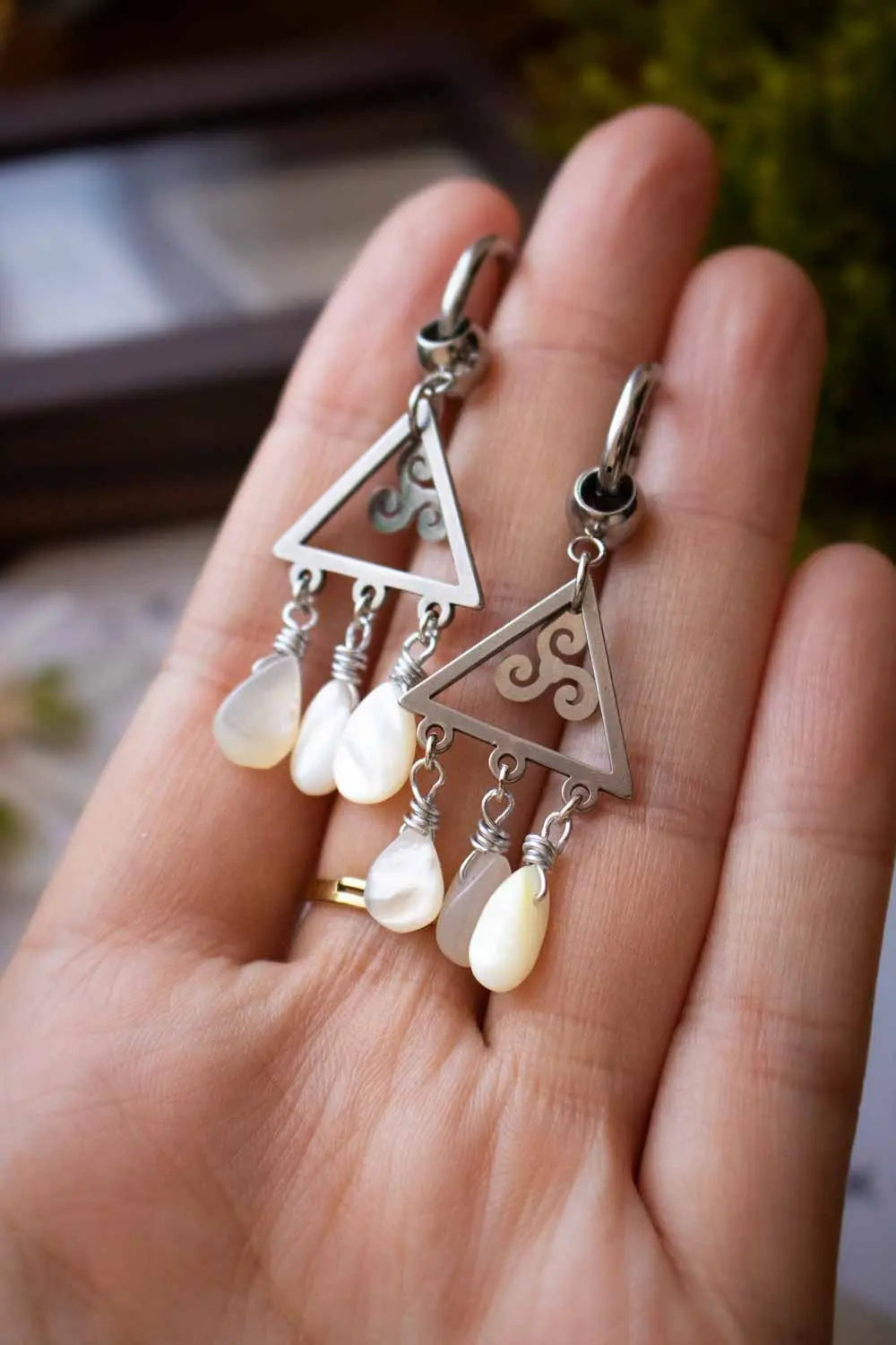 Boucles d'oreilles Danse celtique - Triangle triskèle & nacre lunamanashop