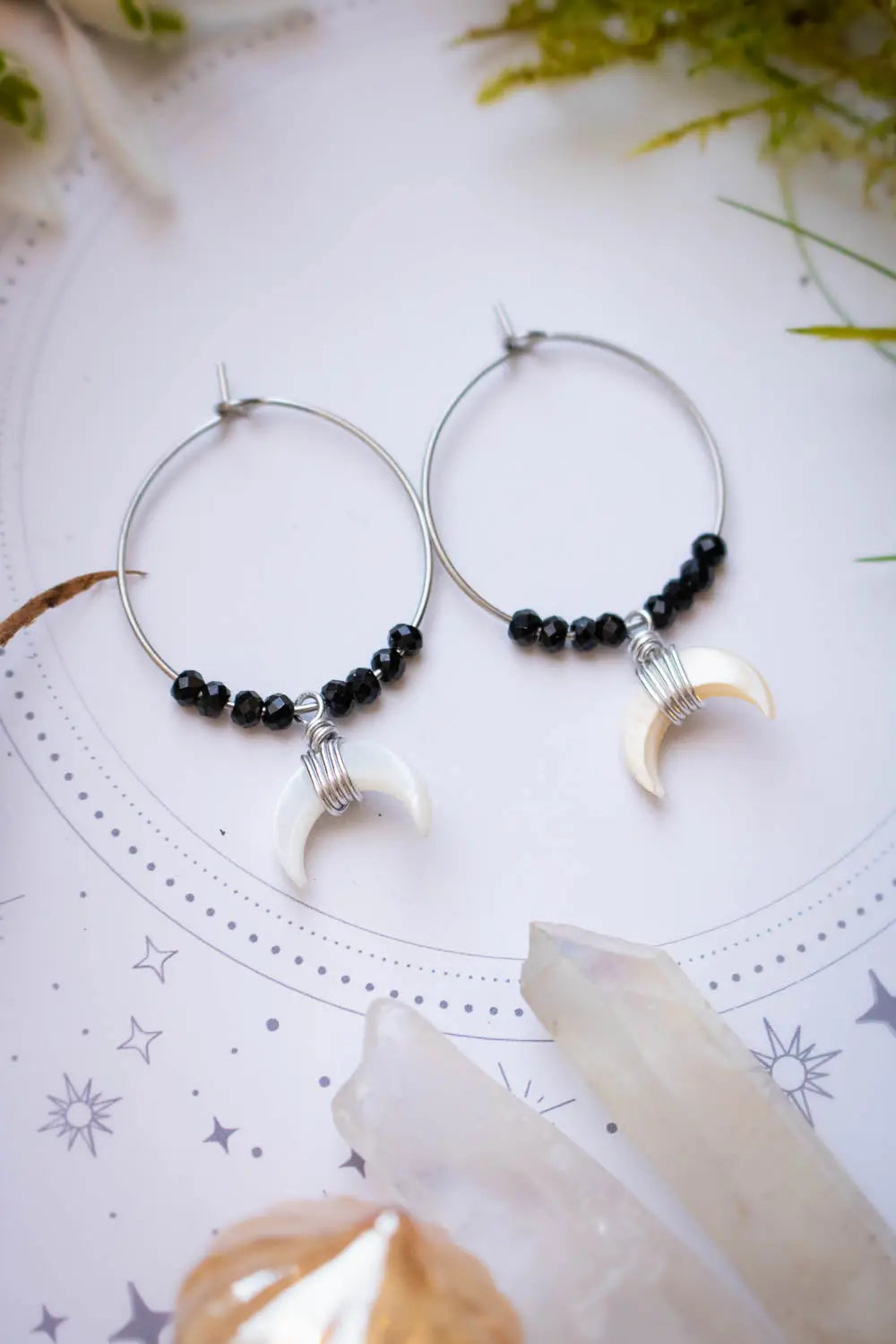 Boucles d'oreilles créoles Éclipse Nacrée - Obsidienne noire et Lune de nacre lunamanashop