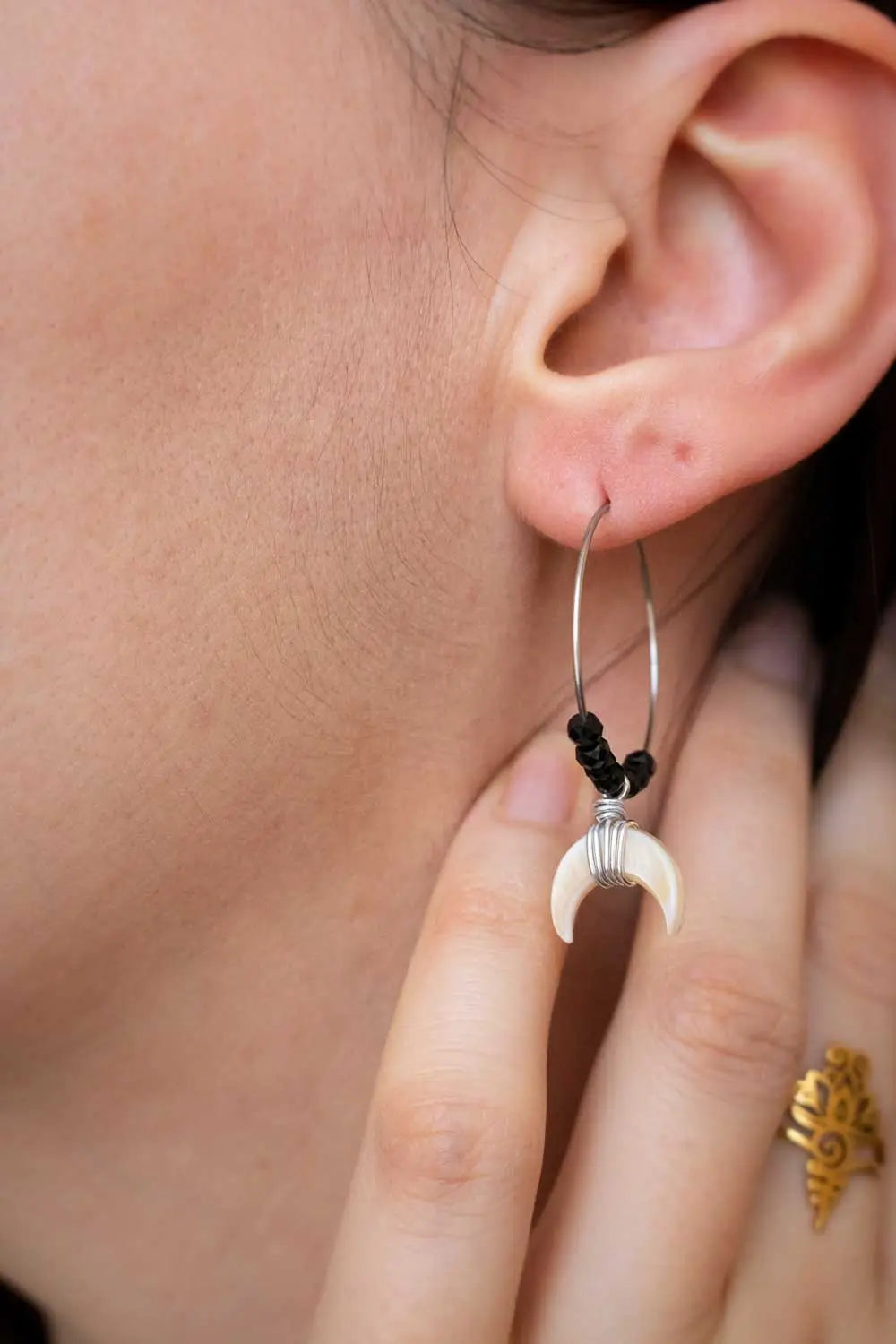 Boucles d'oreilles créoles Éclipse Nacrée - Obsidienne noire et Lune de nacre lunamanashop