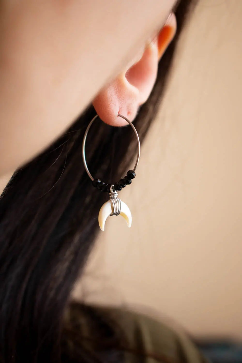 Boucles d'oreilles créoles Éclipse Nacrée - Obsidienne noire et Lune de nacre lunamanashop