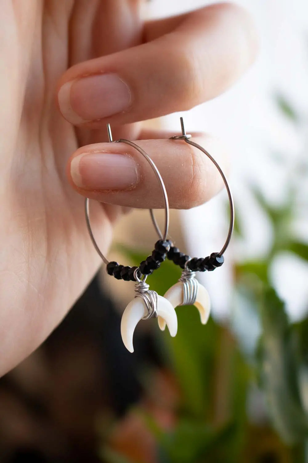 Boucles d'oreilles créoles Éclipse Nacrée - Obsidienne noire et Lune de nacre lunamanashop