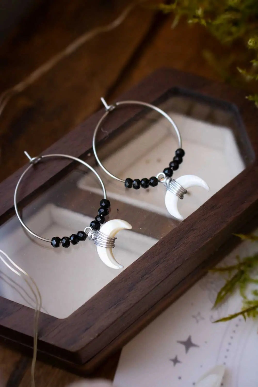 Boucles d'oreilles créoles Éclipse Nacrée - Obsidienne noire et Lune de nacre lunamanashop