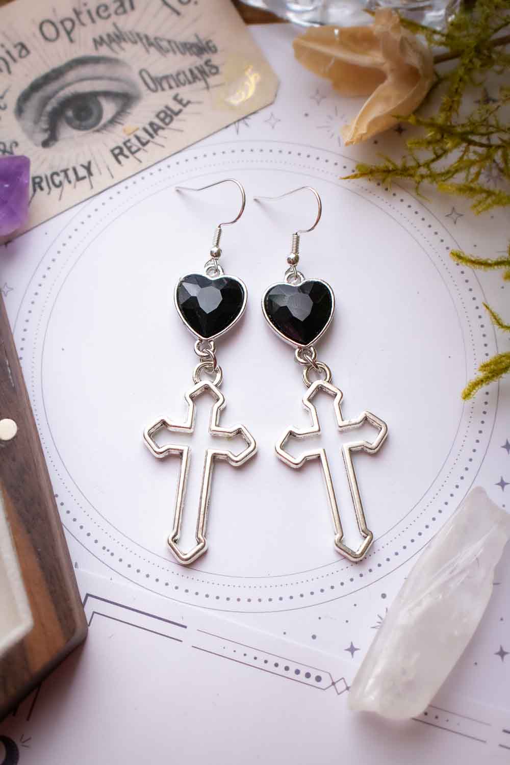 Boucles d'oreilles Evanthe - Cœur en verre noir et symbole spirituel lunamanashop