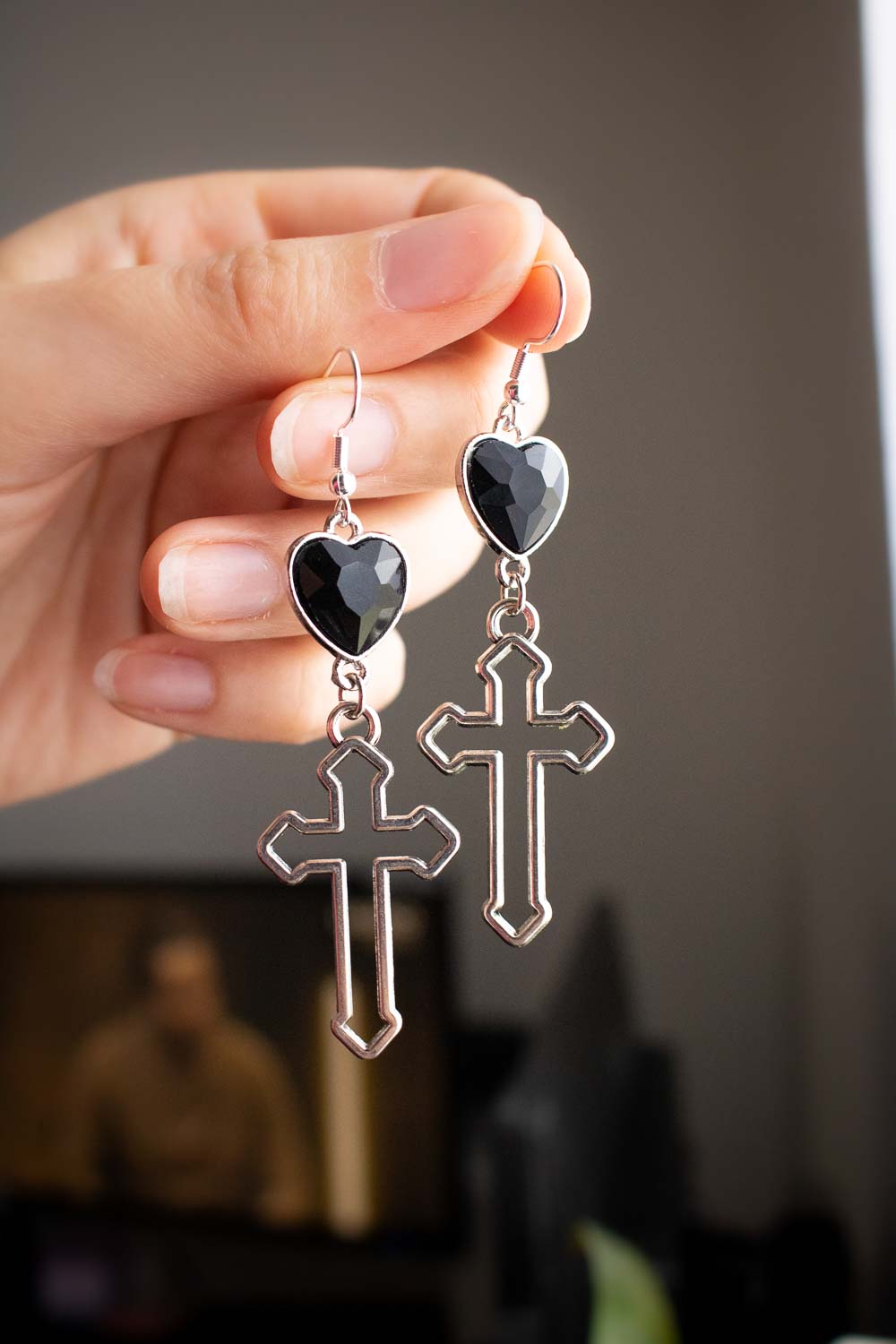 Boucles d'oreilles Evanthe - Cœur en verre noir et symbole spirituel lunamanashop