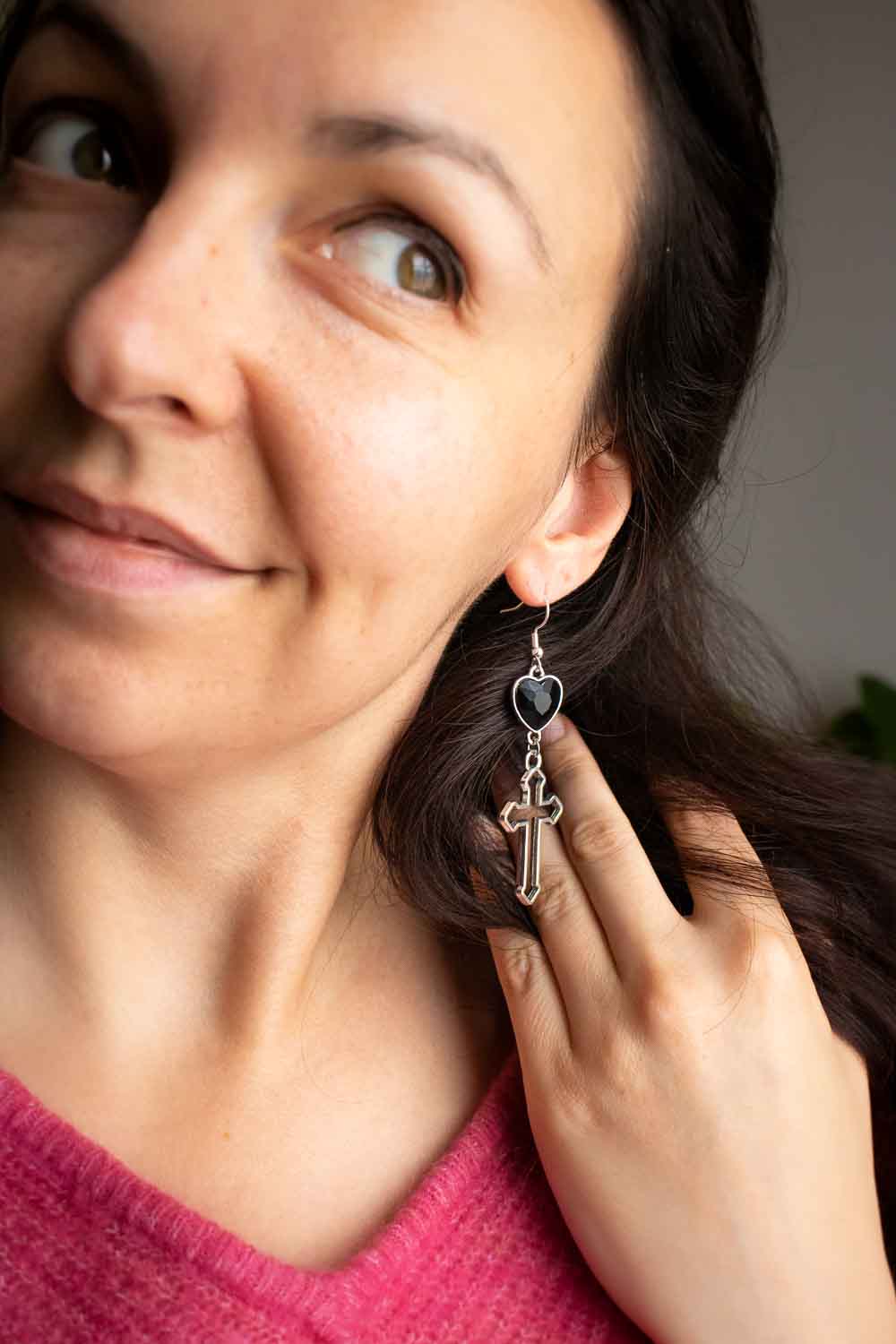 Boucles d'oreilles Evanthe - Cœur en verre noir et symbole spirituel lunamanashop