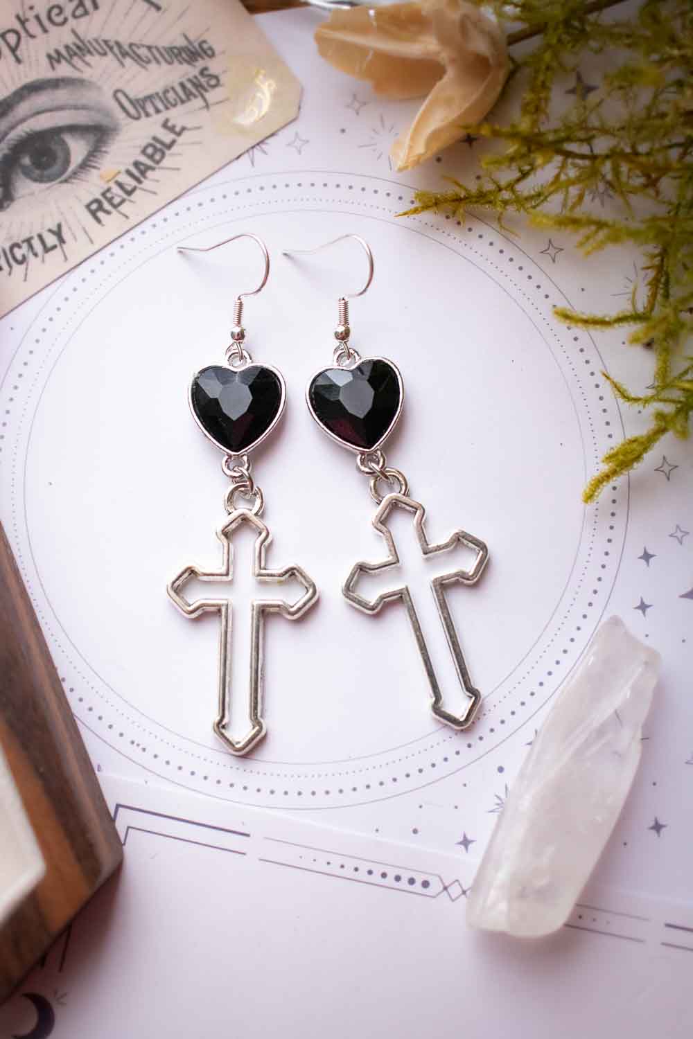 Boucles d'oreilles Evanthe - Cœur en verre noir et symbole spirituel lunamanashop