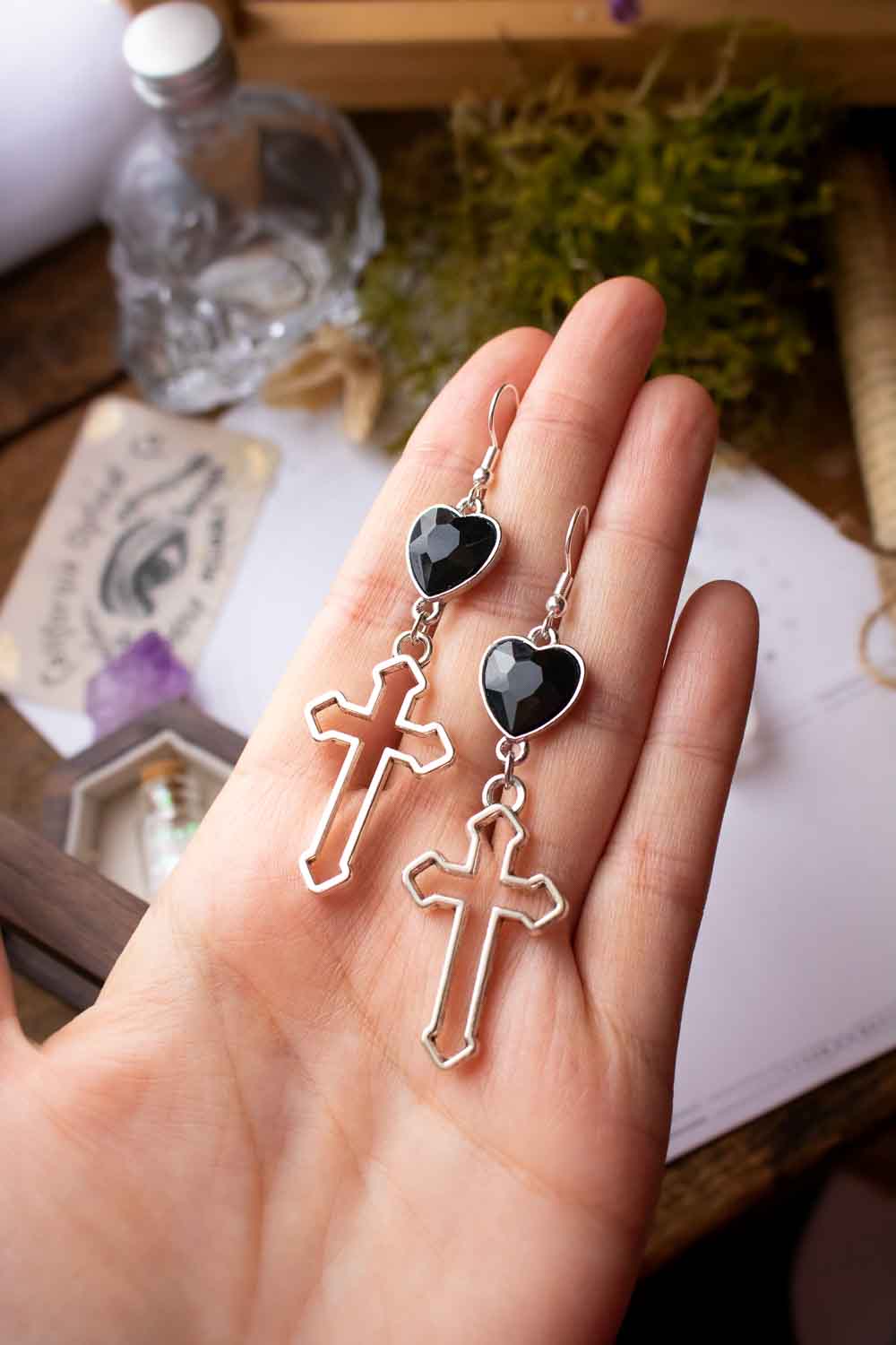 Boucles d'oreilles Evanthe - Cœur en verre noir et symbole spirituel lunamanashop