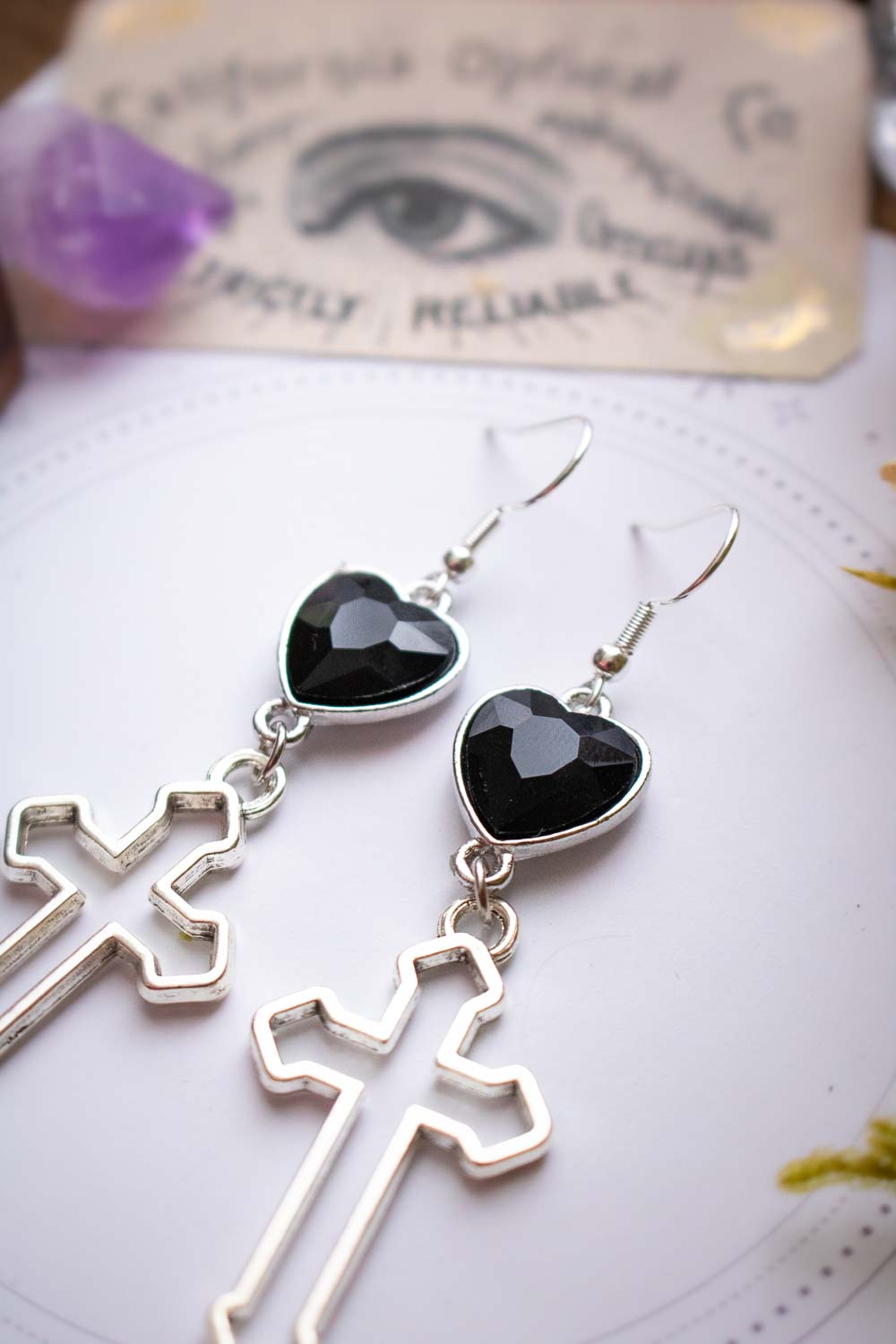 Boucles d'oreilles Evanthe - Cœur en verre noir et symbole spirituel lunamanashop