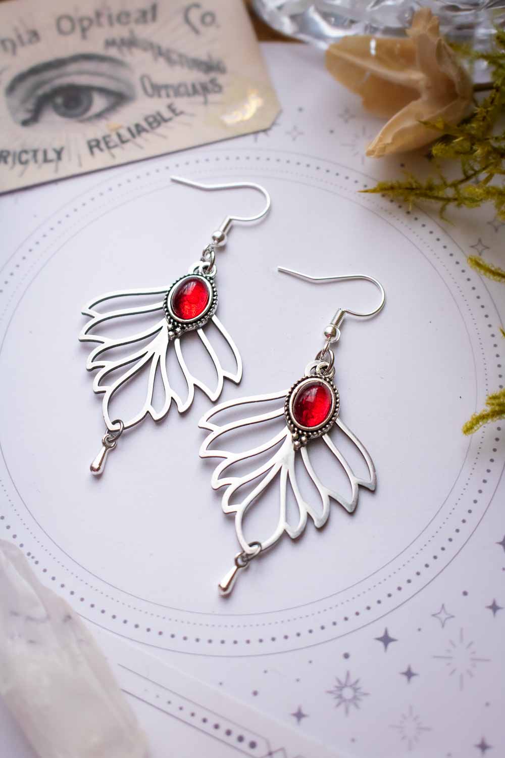 Boucles d'oreilles Morgane - Feuilles argentées et cabochon rouge passion lunamanashop