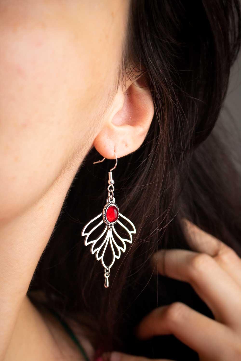 Boucles d'oreilles Morgane - Feuilles argentées et cabochon rouge passion lunamanashop