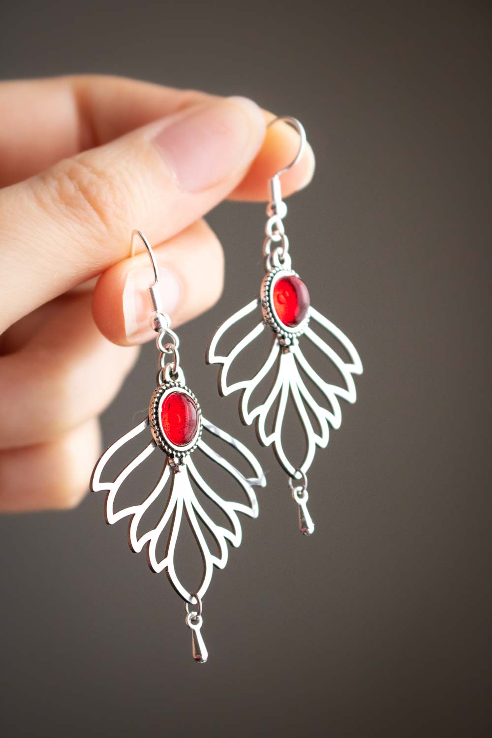 Boucles d'oreilles Morgane - Feuilles argentées et cabochon rouge passion lunamanashop
