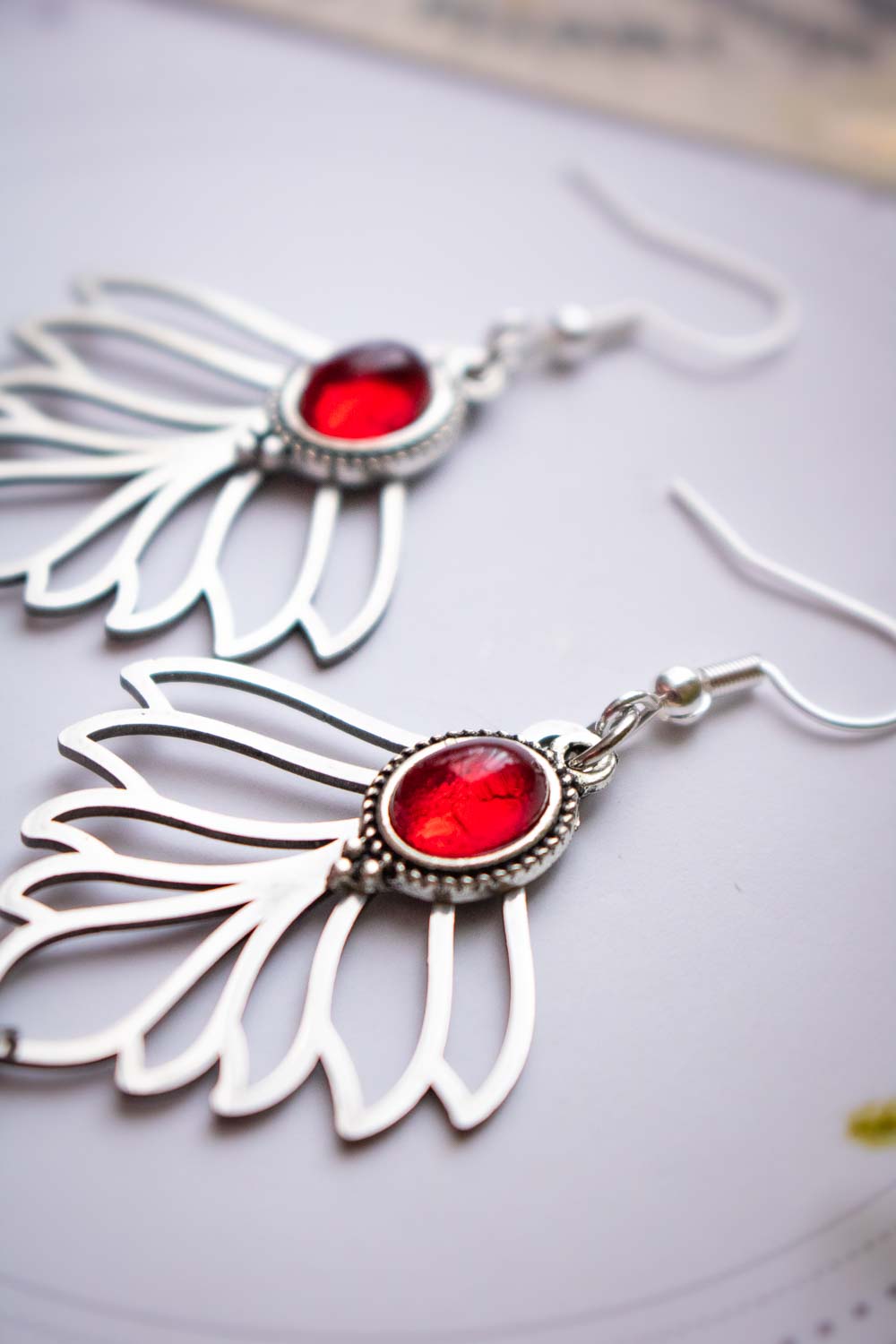 Boucles d'oreilles Morgane - Feuilles argentées et cabochon rouge passion lunamanashop