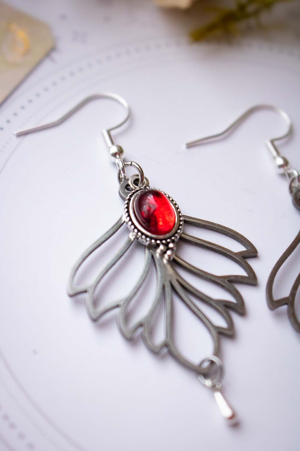 Boucles d'oreilles Morgane - Feuilles argentées et cabochon rouge passion lunamanashop