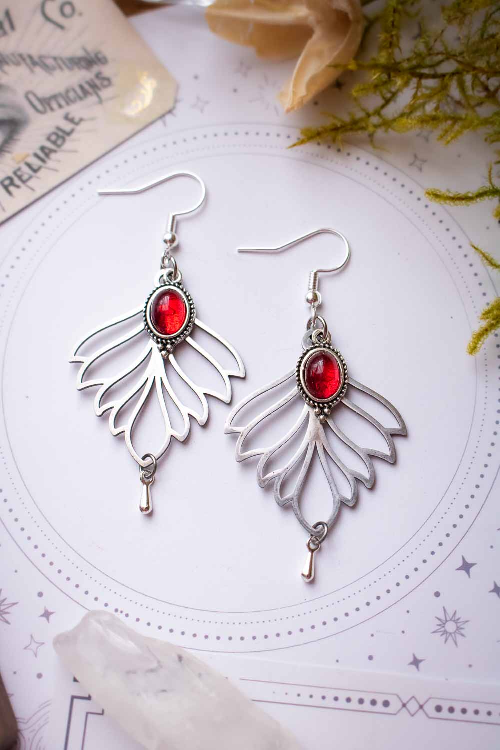 Boucles d'oreilles Morgane - Feuilles argentées et cabochon rouge passion lunamanashop