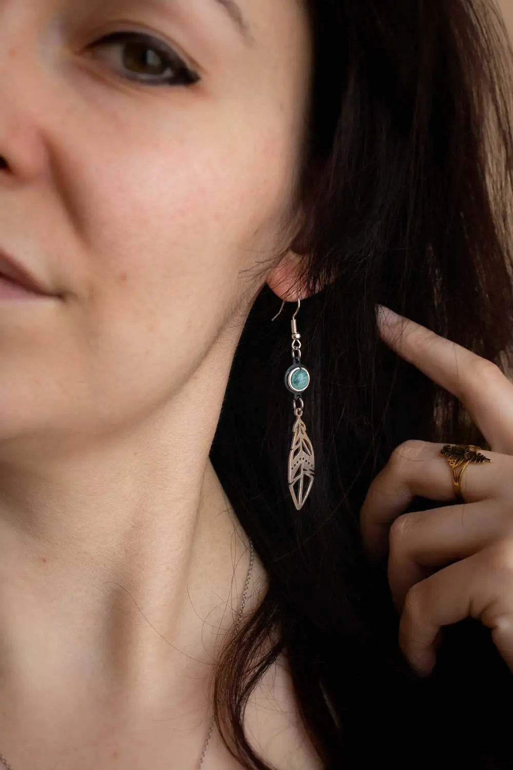 Boucles d'oreilles Amazonite Ailées - Pierre naturelle et plume d'acier. lunamanashop