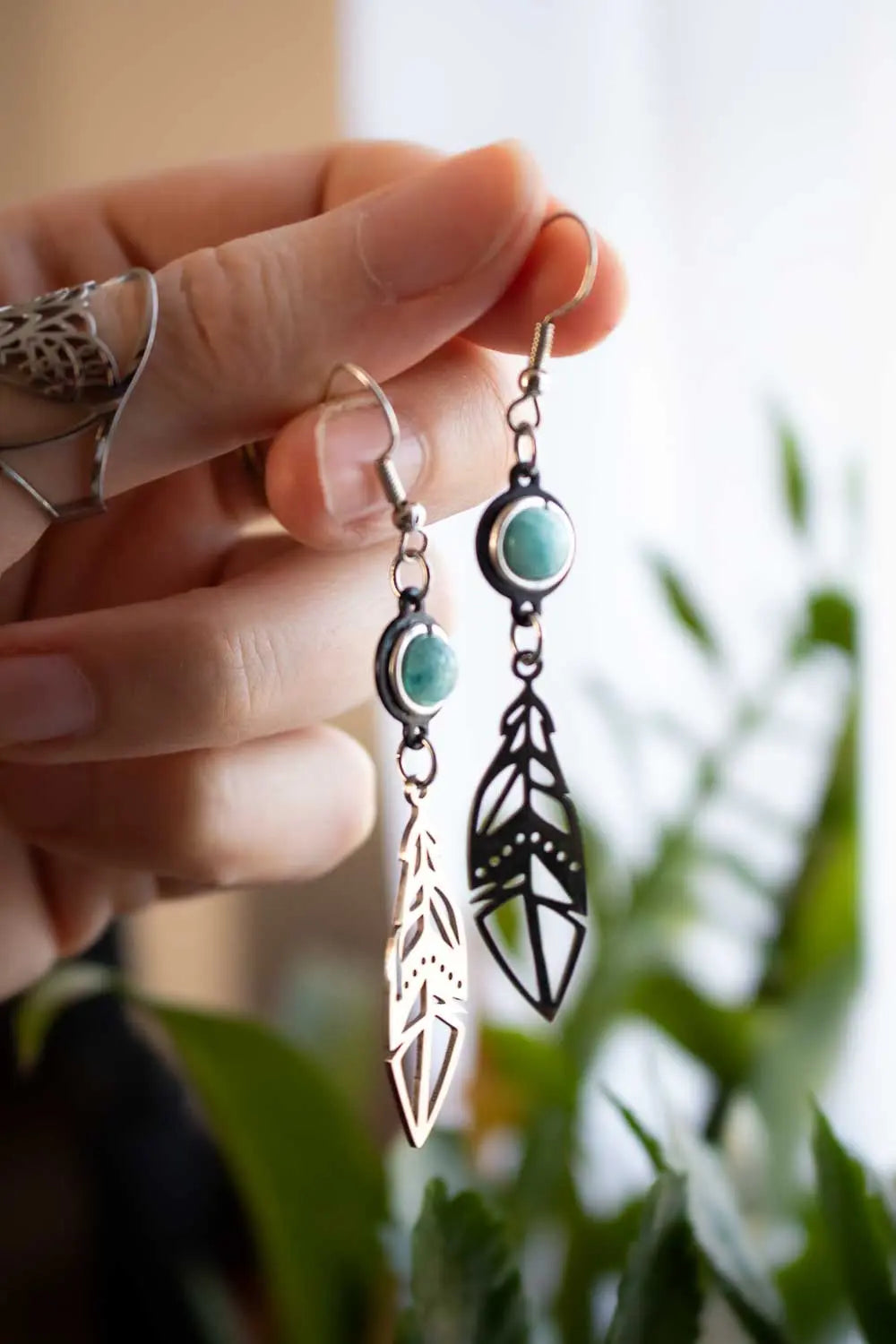 Boucles d'oreilles Amazonite Ailées - Pierre naturelle et plume d'acier. lunamanashop
