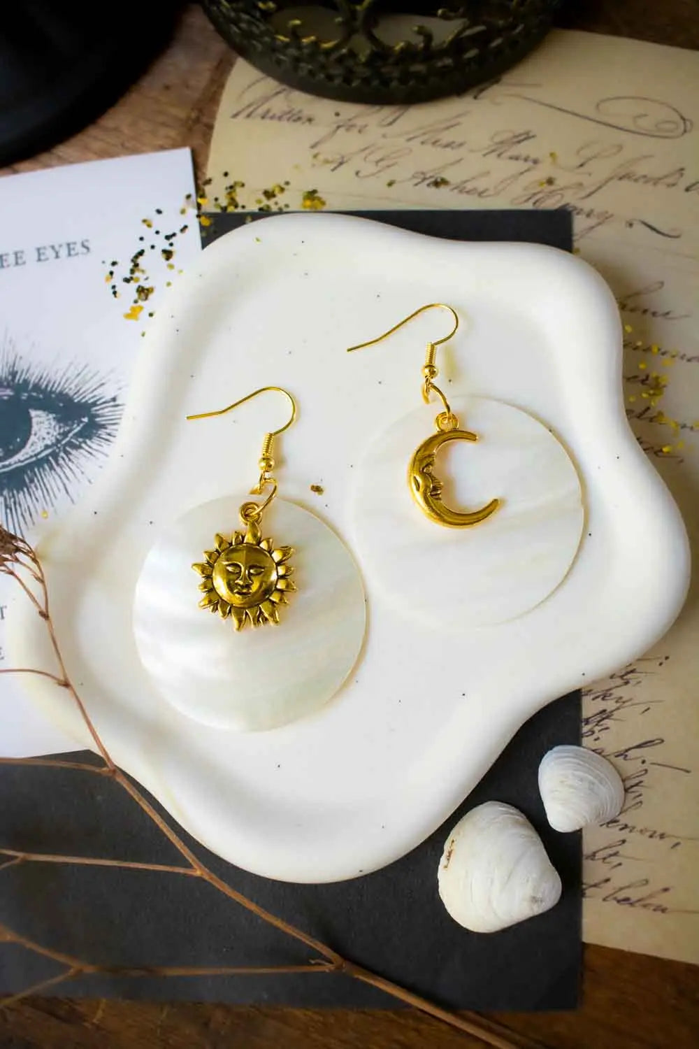 Boucles d'oreilles Clair de Nacre avec Lune et Soleil doré lunamanashop