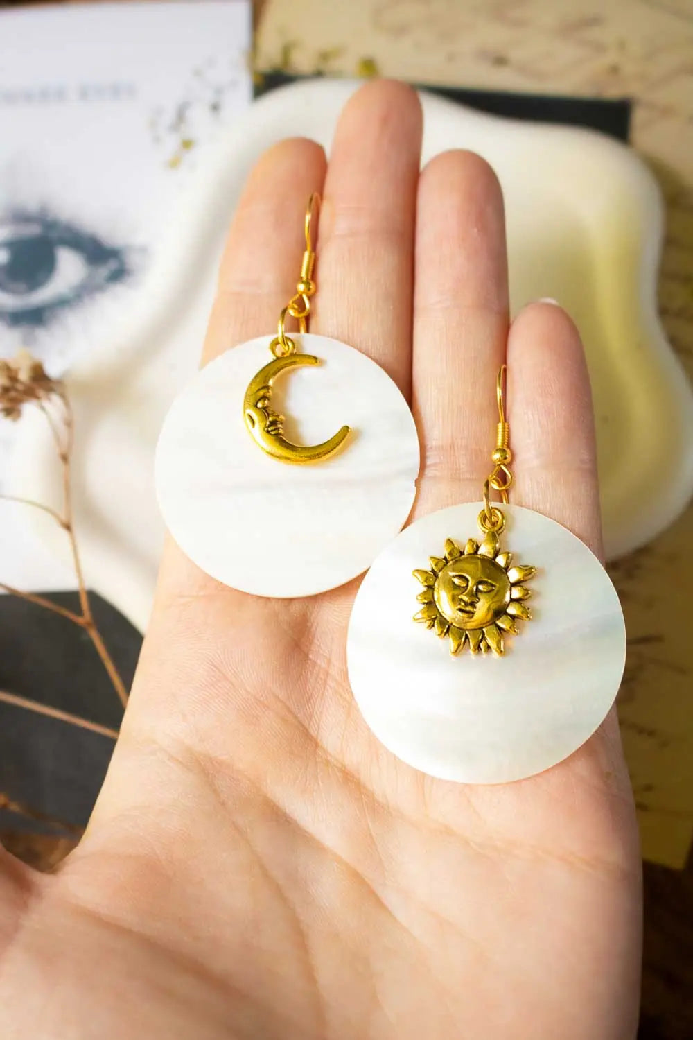 Boucles d'oreilles Clair de Nacre avec Lune et Soleil doré lunamanashop