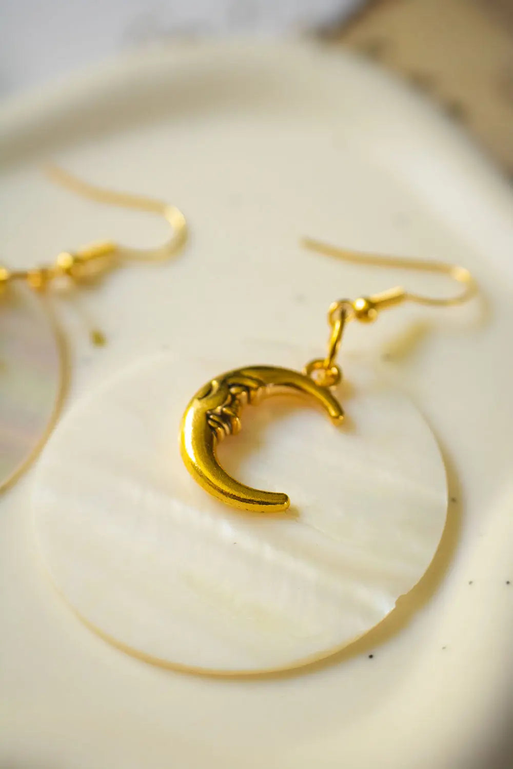 Boucles d'oreilles Clair de Nacre avec Lune et Soleil doré lunamanashop