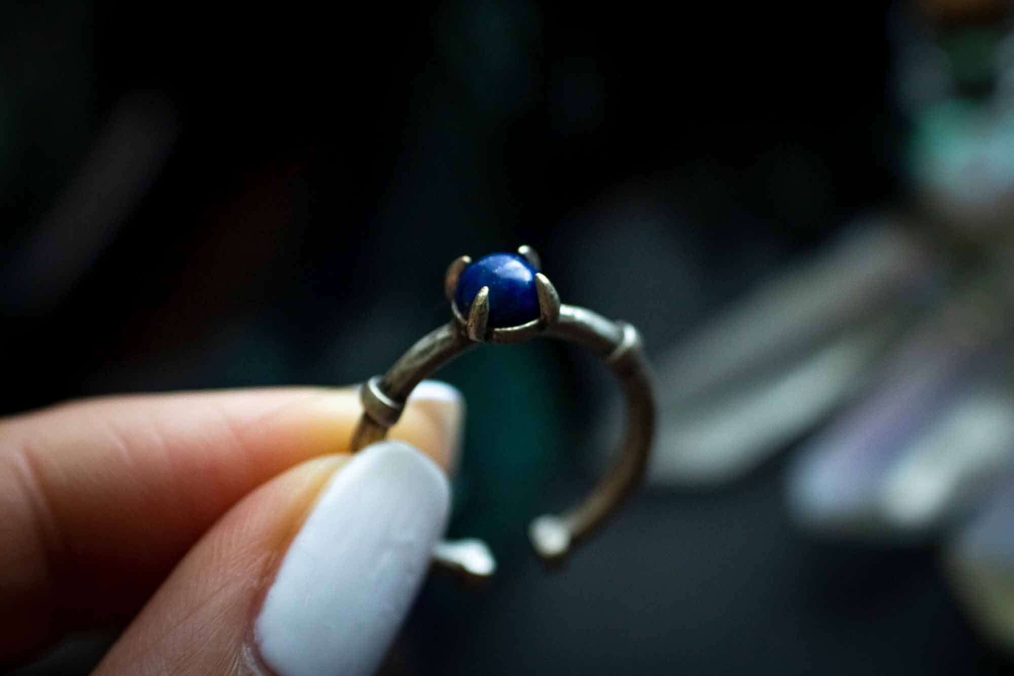 Bague en Lapis Lazuli et griffe argentée lunamanashop