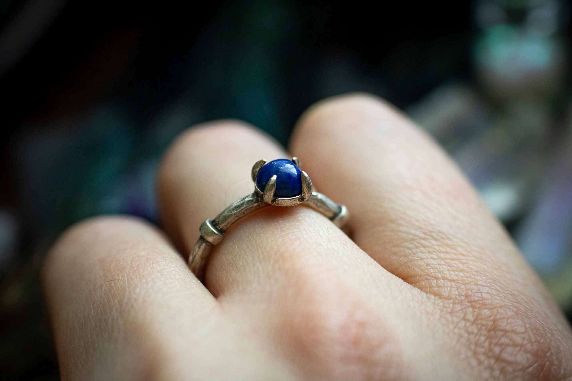 Bague en Lapis Lazuli et griffe argentée lunamanashop