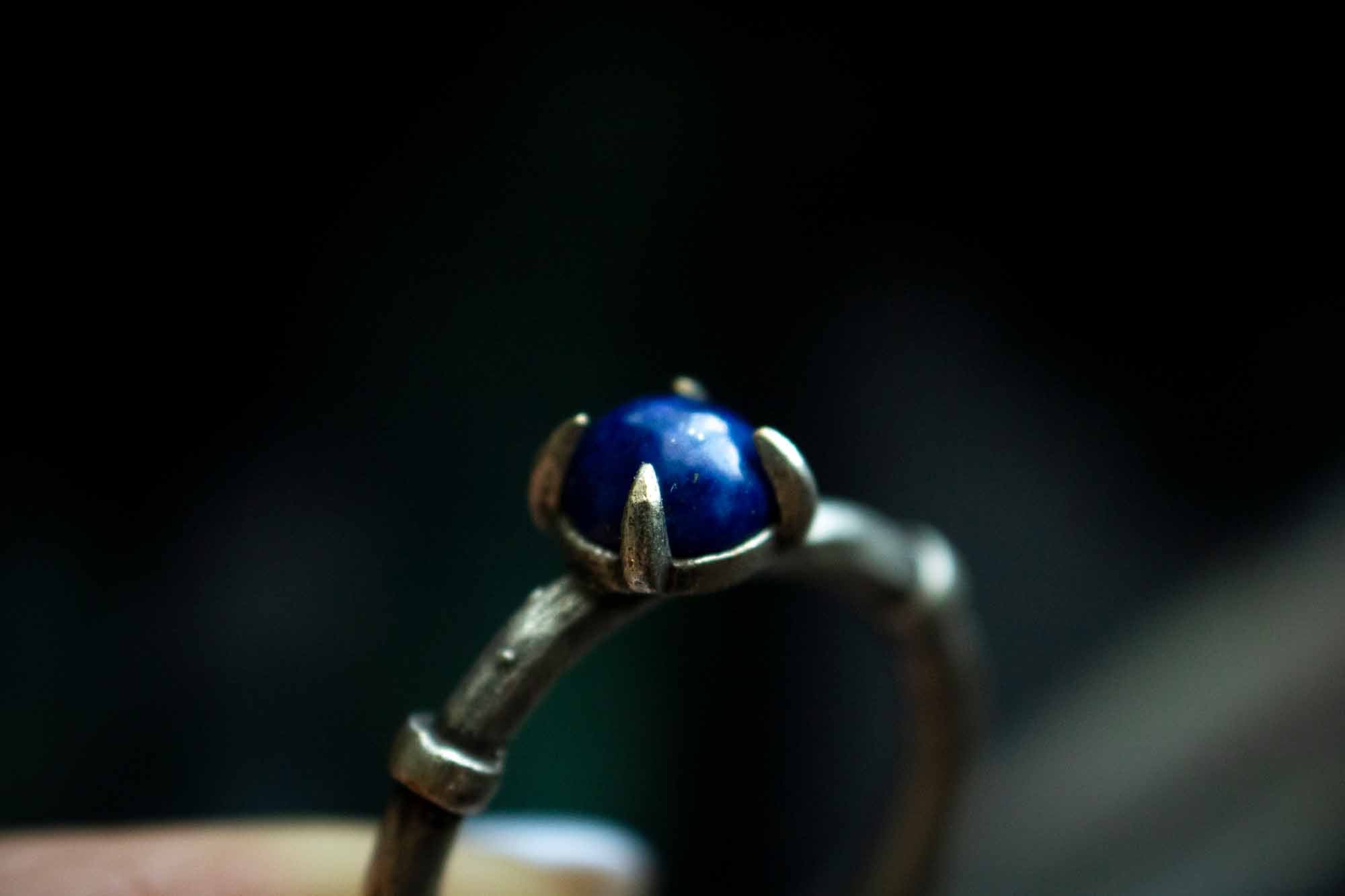 Bague en Lapis Lazuli et griffe argentée lunamanashop