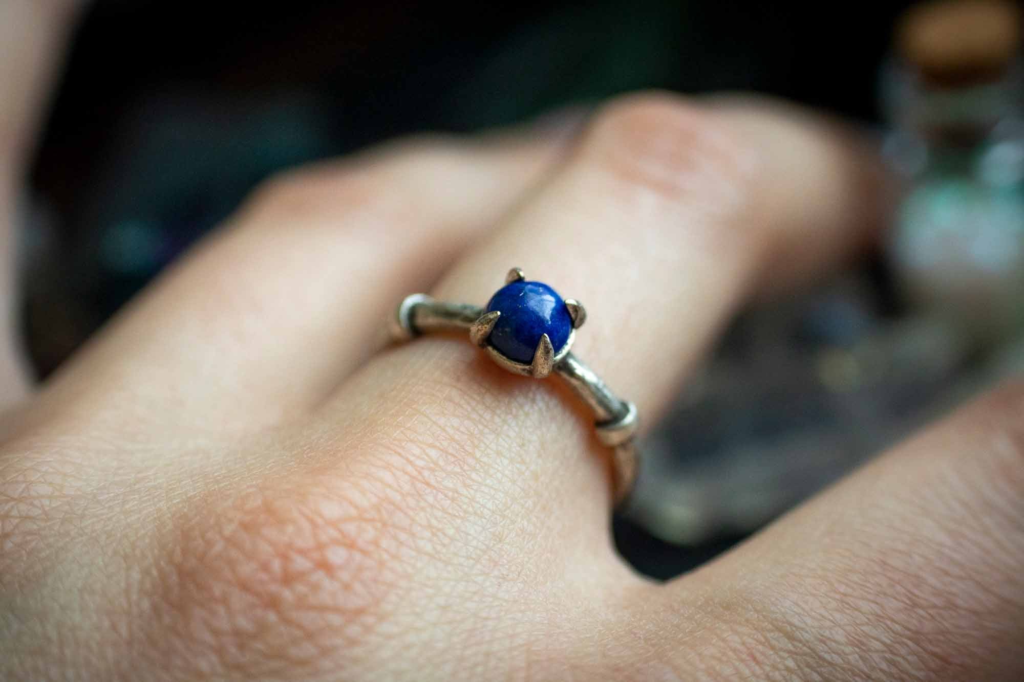 Bague en Lapis Lazuli et griffe argentée lunamanashop