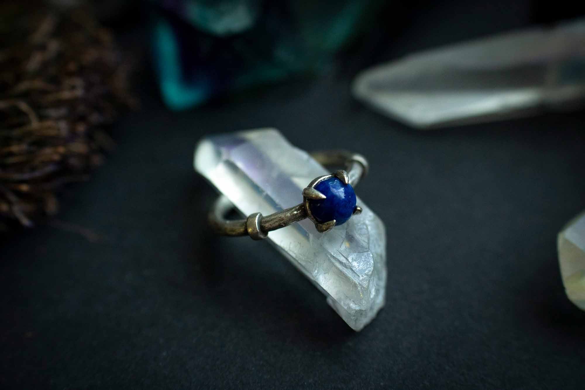 Bague en Lapis Lazuli et griffe argentée lunamanashop
