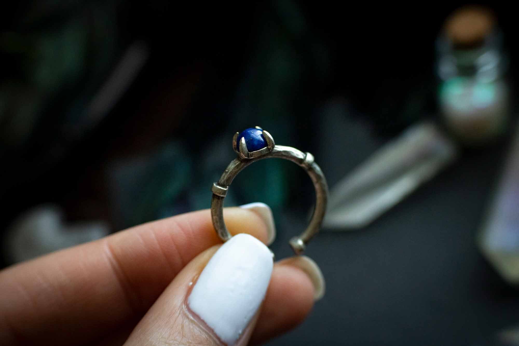 Bague en Lapis Lazuli et griffe argentée lunamanashop