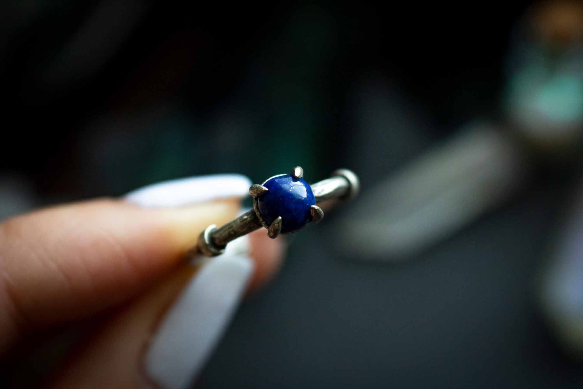 Bague en Lapis Lazuli et griffe argentée lunamanashop