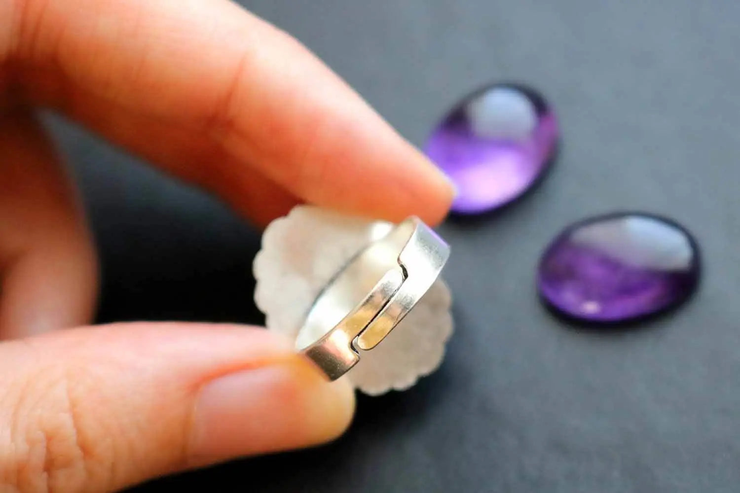 Bague Améthyste argentée à cabochon ovale et réglable - lunamanashop