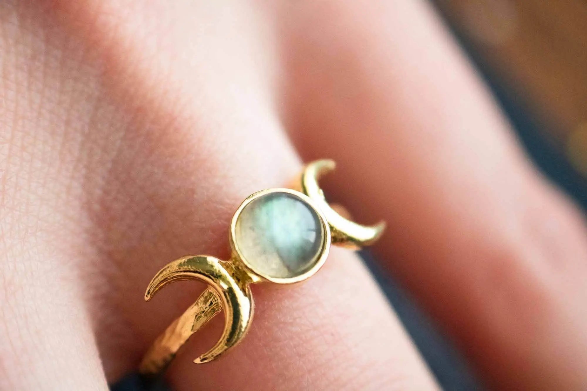 Bague Aurora en Labradorite et triple lune dorée lunamanashop