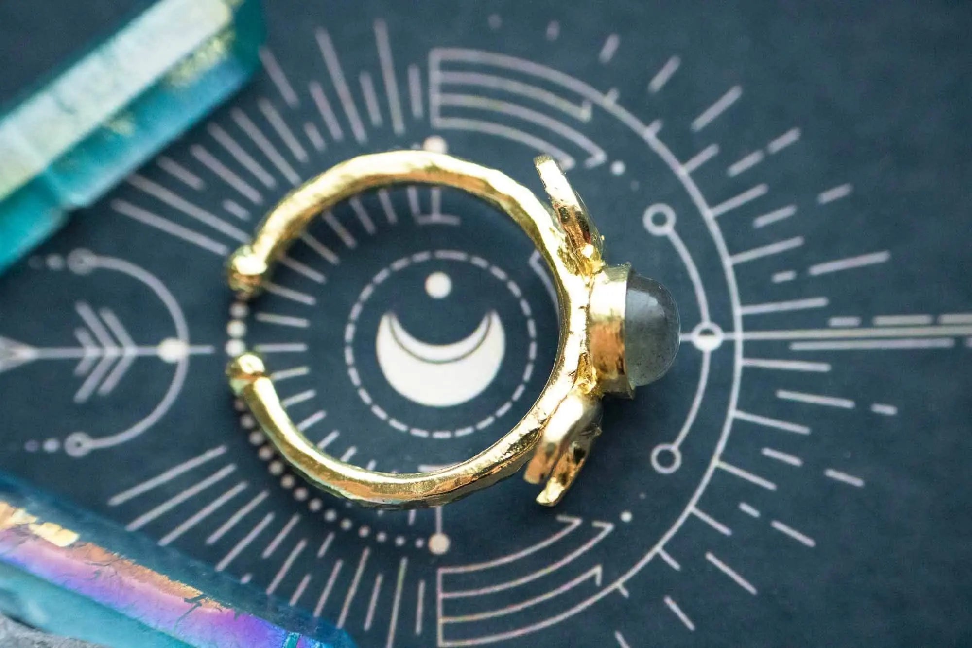 Bague Aurora en Labradorite et triple lune dorée lunamanashop
