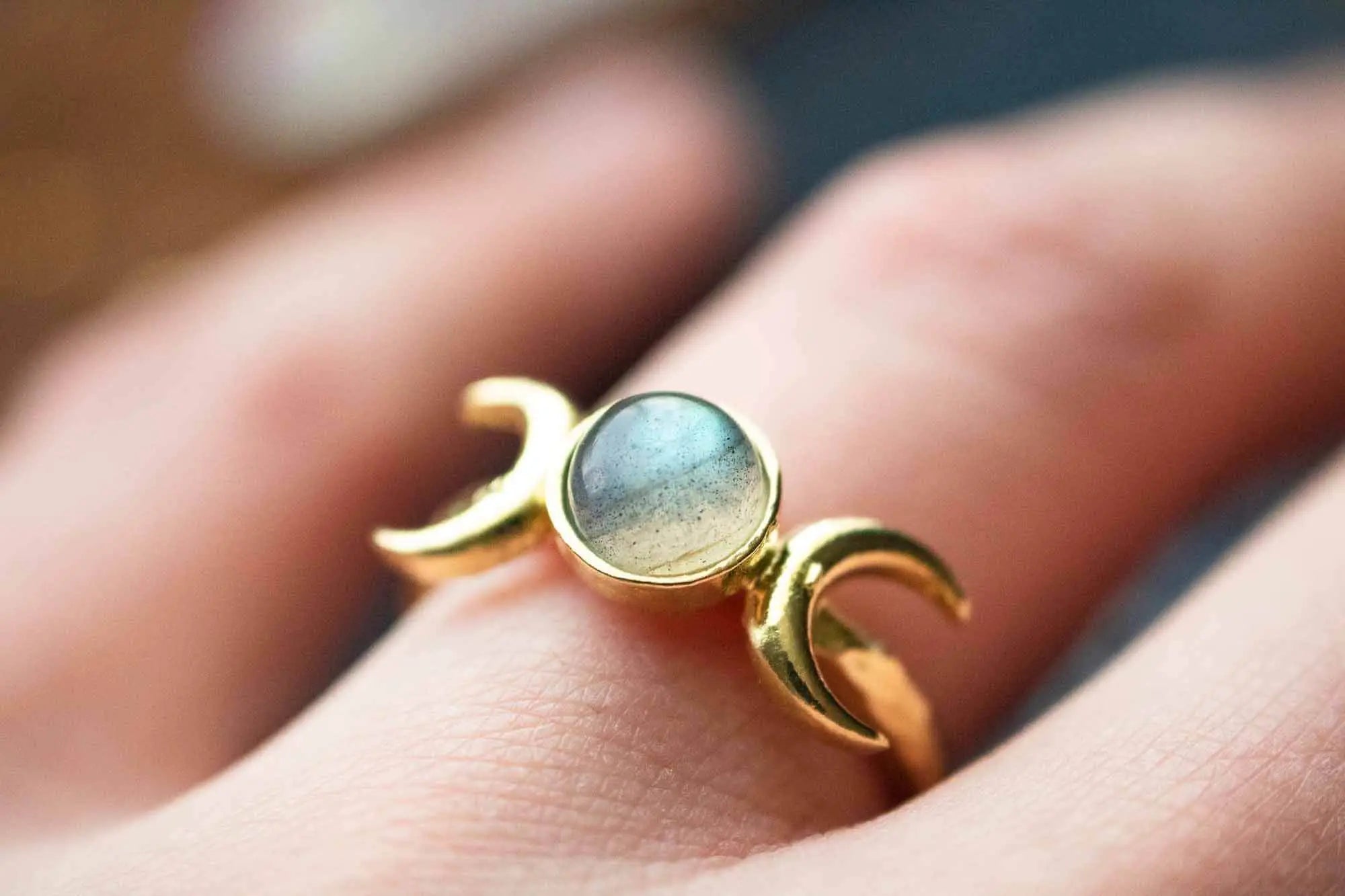 Bague Aurora en Labradorite et triple lune dorée lunamanashop