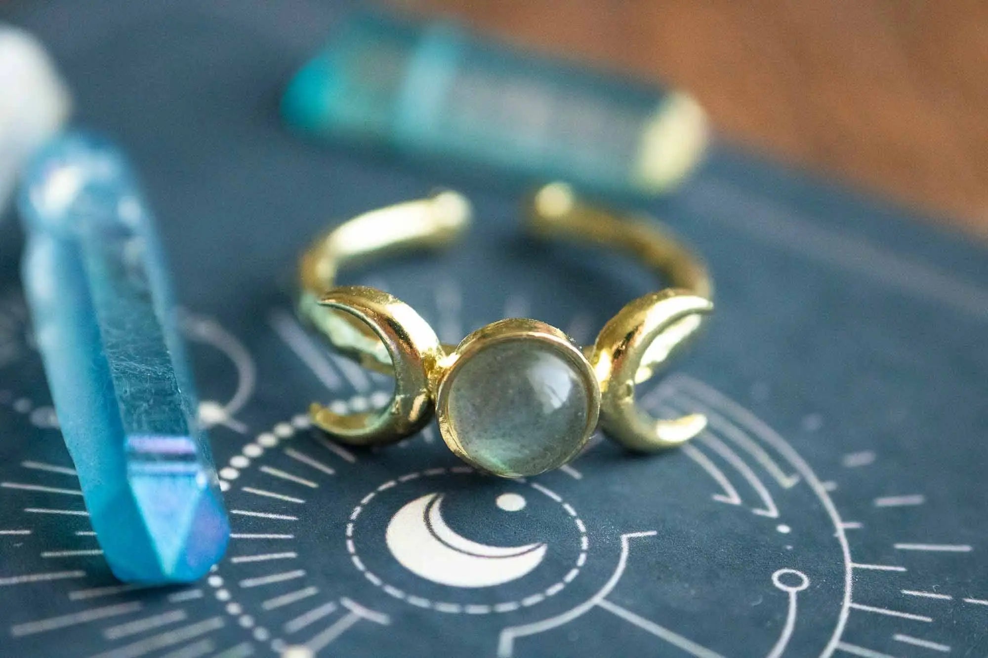 Bague Aurora en Labradorite et triple lune dorée lunamanashop