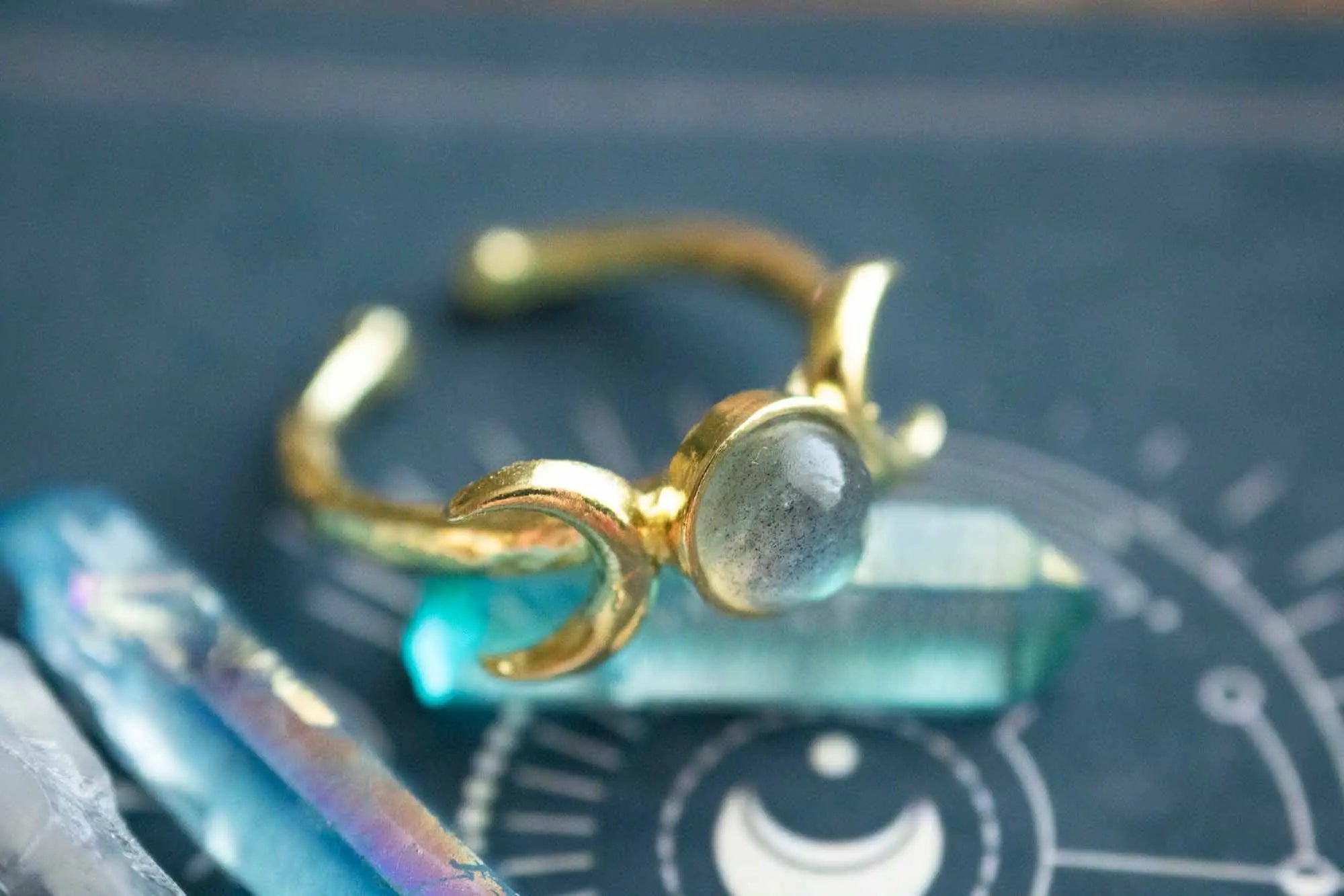 Bague Aurora en Labradorite et triple lune dorée lunamanashop
