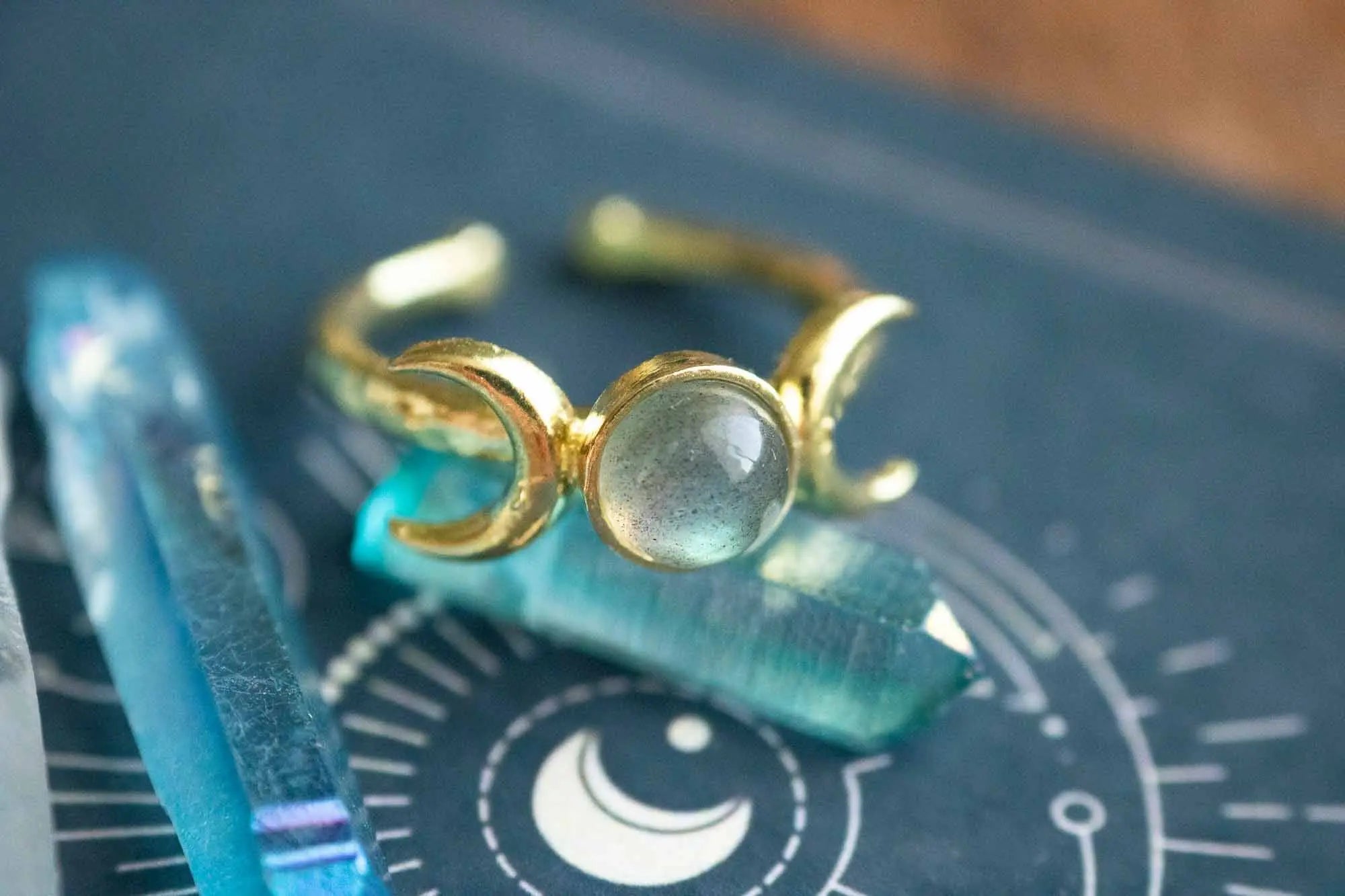 Bague Aurora en Labradorite et triple lune dorée lunamanashop