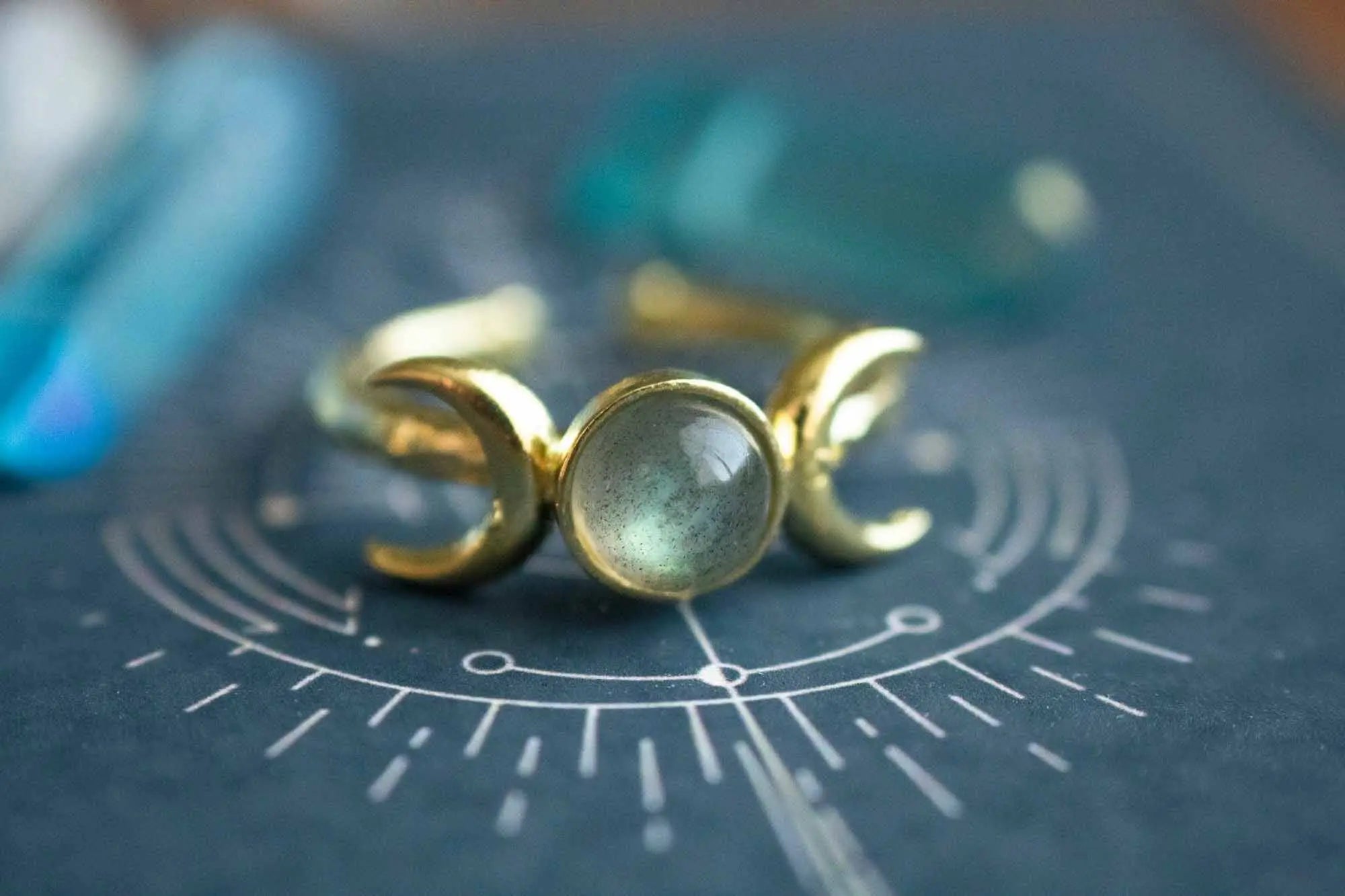 Bague Aurora en Labradorite et triple lune dorée lunamanashop