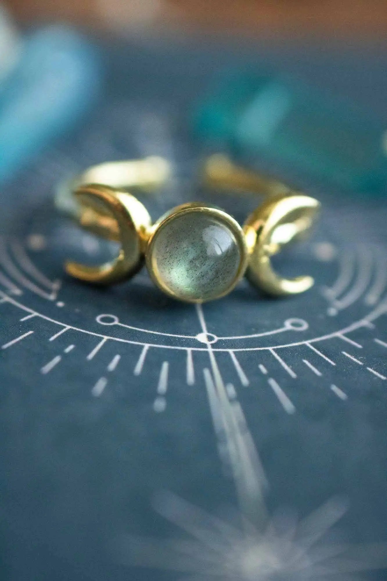 Bague Aurora en Labradorite et triple lune dorée lunamanashop