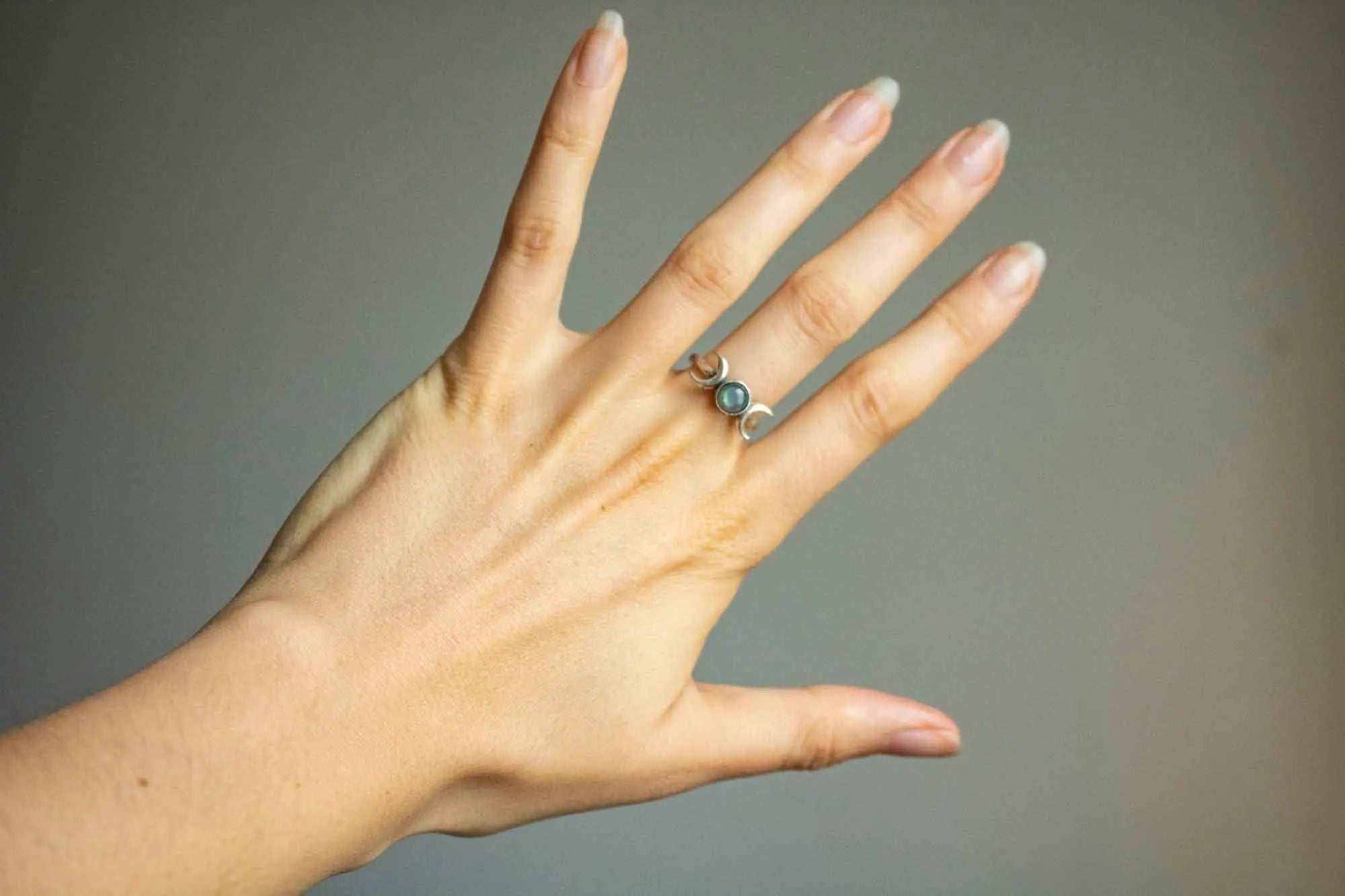 Bague en Labradorite Céléstia et triple lune argentée lunamanashop
