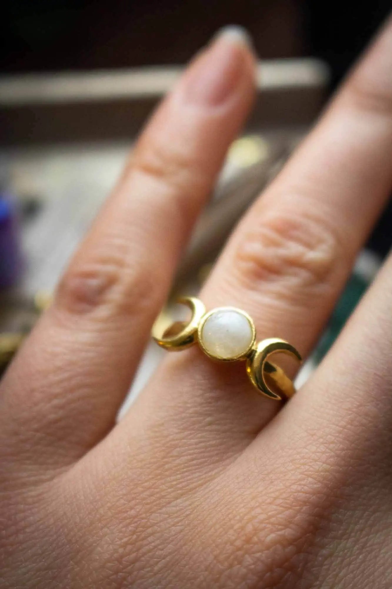 Bague Celestine en Labradorite blanche et triple lune dorée lunamanashop