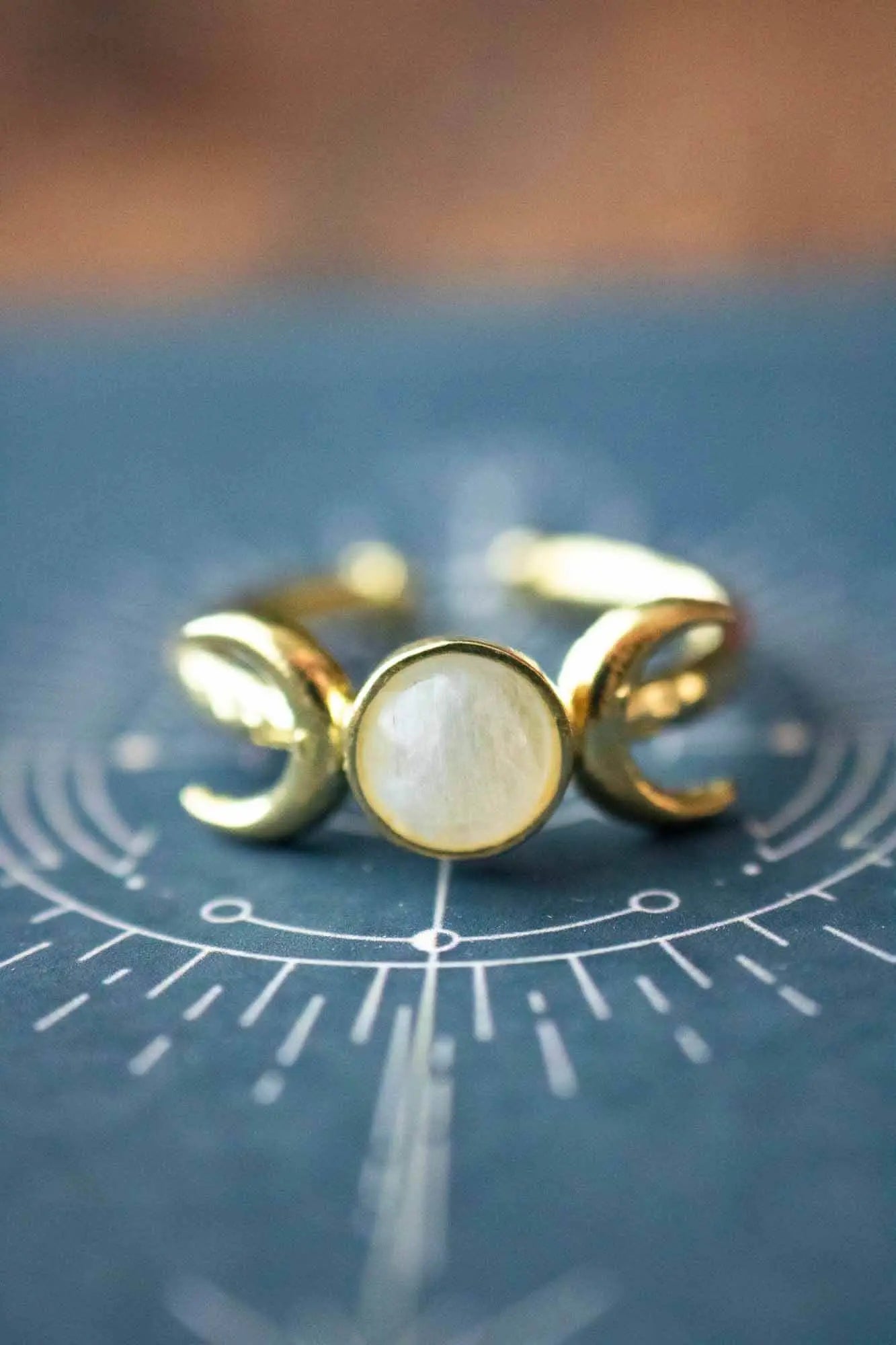 Bague Celestine en Labradorite blanche et triple lune dorée lunamanashop