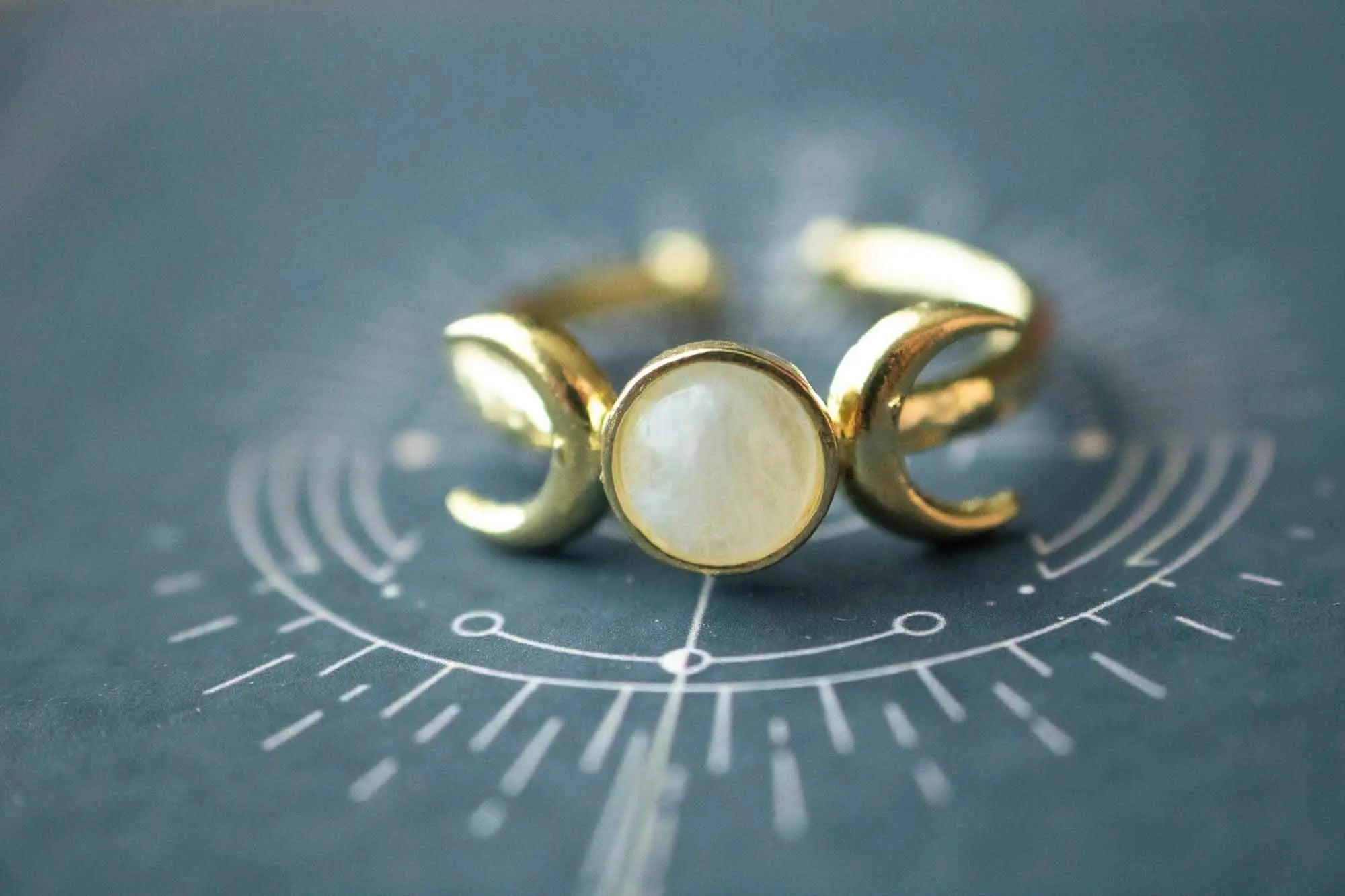 Bague Celestine en Labradorite blanche et triple lune dorée lunamanashop